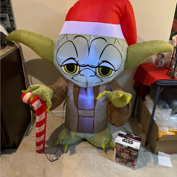 Yoda airblown inflatable lawn decoration, 5’ weighted Disney Santa hat Star Wars - Picture 2 of 6